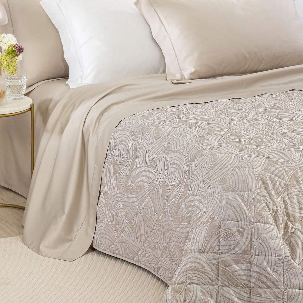 copriletto trapuntato Apollo Caleffi fantasia con forme curve colore naturale beige