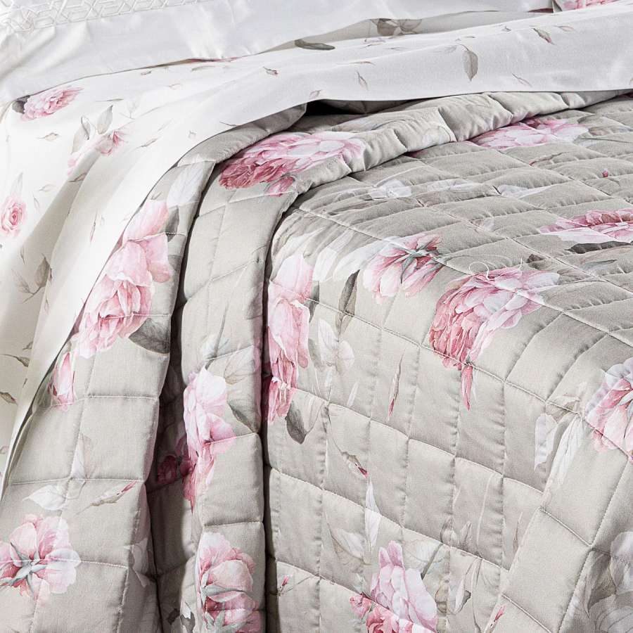 Trapuntino matrimoniale Caleffi Bella Rosa, in raso di puro cotone con stampa digitale di alta qualità. Trapunta primaverile con delicata fantasia floreale con rose chiare su fondo grigio.