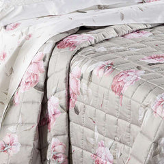 Trapuntino matrimoniale Caleffi Bella Rosa, in raso di puro cotone con stampa digitale di alta qualità. Trapunta primaverile con delicata fantasia floreale con rose chiare su fondo grigio.