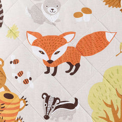 Trapuntino Caleffi Boschetto in puro cotone per letto singolo. La trapunta primaverile Boschetto presenta una fantasia dai toni neutri, con simpatici animali su fondo beige/tortora. Fantasia ideale per bambini e ragazzi.