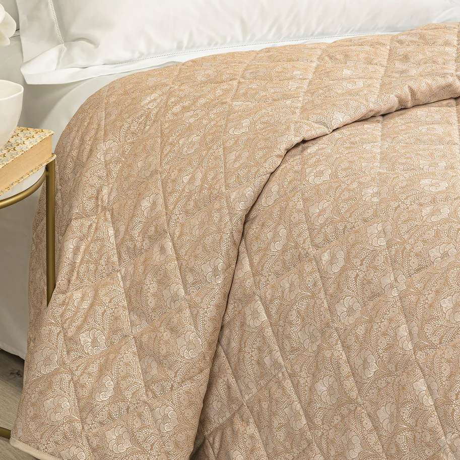 trapuntino Danubio caleffi matrimoniale. Fantasia con motivi ornamentali classici colore biscotto su raso jacquard