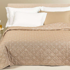 trapuntino Danubio caleffi matrimoniale. Fantasia con motivi ornamentali classici colore biscotto su raso jacquard