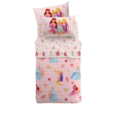 Trapuntino Caleffi Disney Magic Princess. Fantasia con le principesse Cenerentola, Ariel, Rapunzel circondate da fiori su fondo rosa.