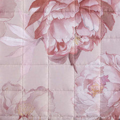 trapuntino eloise caleffi. fantasia floreale con fiori rosa su fondo rosa chiaro. dettaglio fantasia