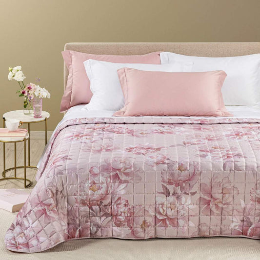 trapuntino eloise caleffi. fantasia floreale con fiori rosa su fondo rosa chiaro.