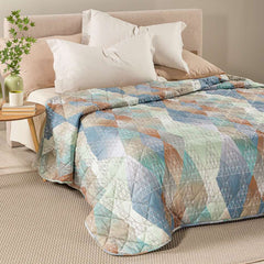 Trapuntino Caleffi Fusion in morbida microfibra. Disponibile nella misura per letto singolo, piazza e mezza e matrimoniale.Trapunta primaverile con vivace fantasia geometrica colore laguna (blu) e toni neutri