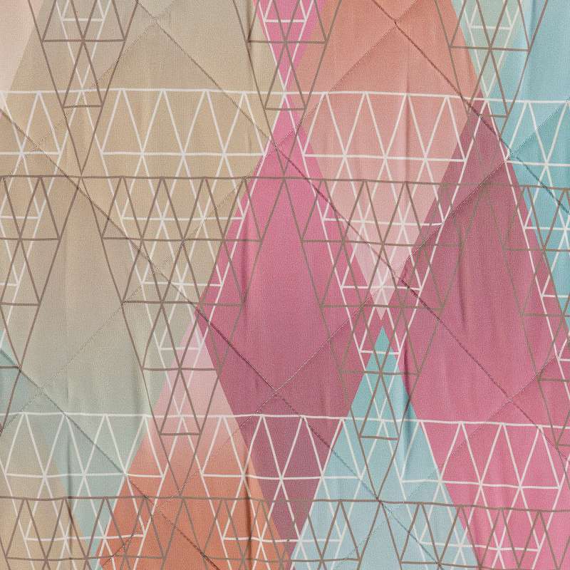 Trapuntino Caleffi Fusion in morbida microfibra. Disponibile nella misura per letto singolo, piazza e mezza e matrimoniale.Trapunta primaverile con vivace fantasia geometrica colore mauve (rosa) e toni neutri