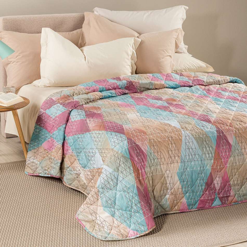 Trapuntino Caleffi Fusion in morbida microfibra. Disponibile nella misura per letto singolo, piazza e mezza e matrimoniale.Trapunta primaverile con vivace fantasia geometrica colore mauve (rosa) e toni neutri