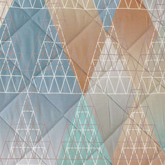 Trapuntino Caleffi Fusion in morbida microfibra. Disponibile nella misura per letto singolo, piazza e mezza e matrimoniale.Trapunta primaverile con vivace fantasia geometrica colore laguna (blu) e toni neutri