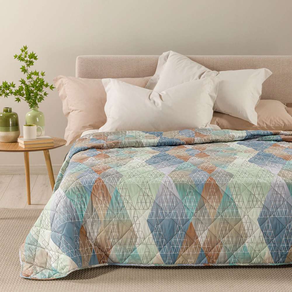 Trapuntino Caleffi Fusion in morbida microfibra. Disponibile nella misura per letto singolo, piazza e mezza e matrimoniale.Trapunta primaverile con vivace fantasia geometrica colore laguna (blu) e toni neutri
