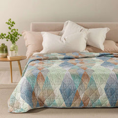 Trapuntino Caleffi Fusion in morbida microfibra. Disponibile nella misura per letto singolo, piazza e mezza e matrimoniale.Trapunta primaverile con vivace fantasia geometrica colore laguna (blu) e toni neutri