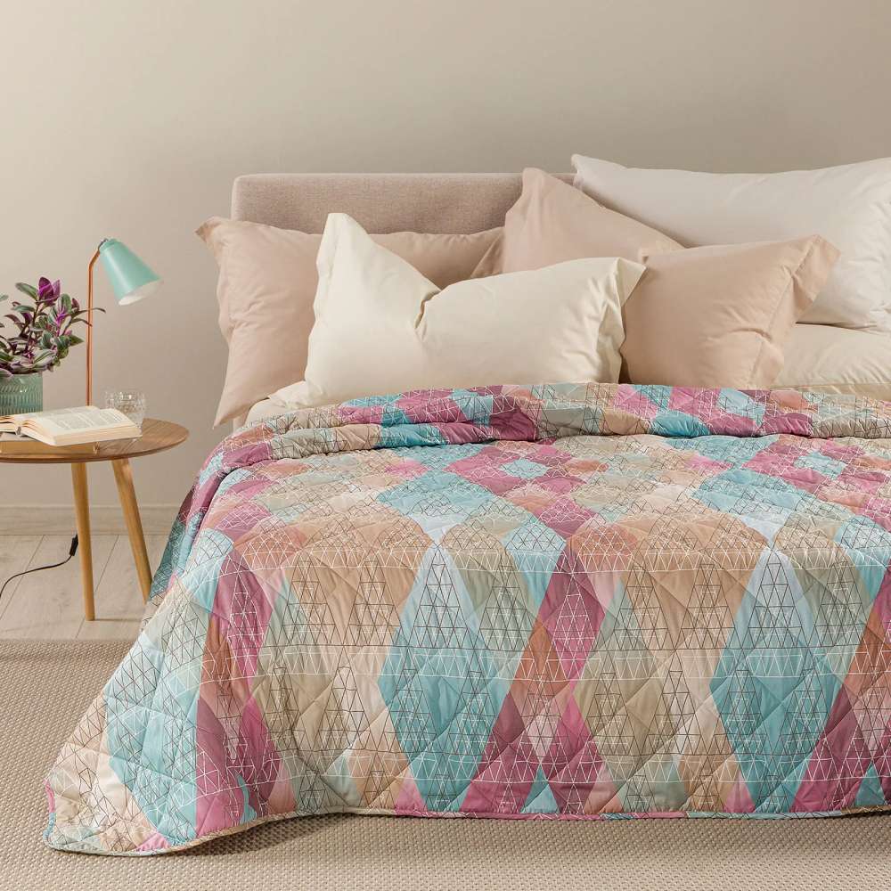 Trapuntino Caleffi Fusion in morbida microfibra. Disponibile nella misura per letto singolo, piazza e mezza e matrimoniale.Trapunta primaverile con vivace fantasia geometrica colore mauve (rosa) e toni neutri