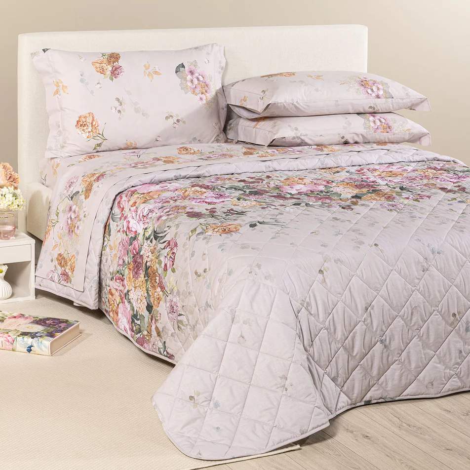 Trapuntino Ikebana Caleffi. Fantasia con fascia di fiori rosa e ocra su fondo beige