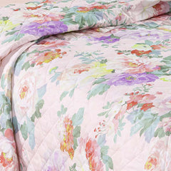 Trapuntino matrimoniale Caleffi Giardino, in puro cotone con stampa digitale. La trapunta primaverile Giardino presenta una vivace fantasia floreale, con fiori di vari colori su fondo chiaro. Il copriletto trapuntato Giardino è perfetto per la stagione primaverile e autunnale