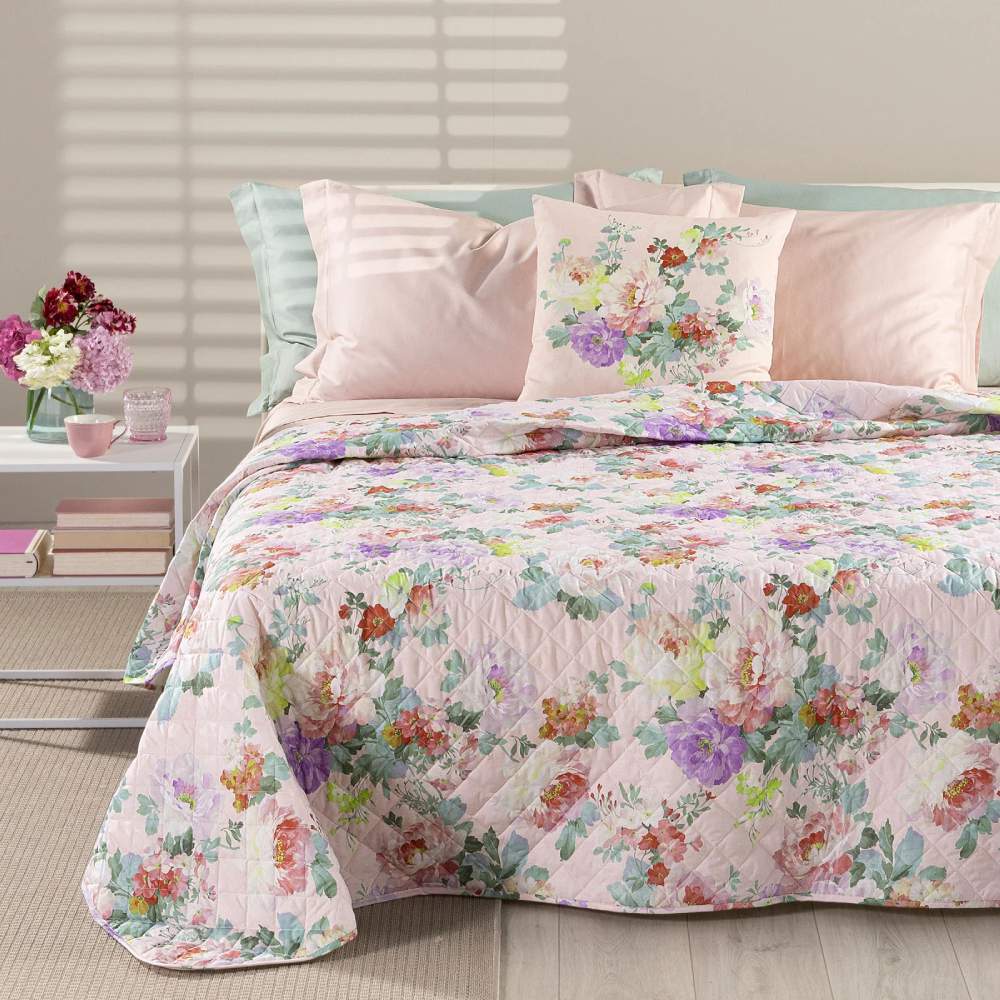 Trapuntino matrimoniale Caleffi Giardino, in puro cotone con stampa digitale. La trapunta primaverile Giardino presenta una vivace fantasia floreale, con fiori di vari colori su fondo chiaro. Il copriletto trapuntato Giardino è perfetto per la stagione primaverile e autunnale