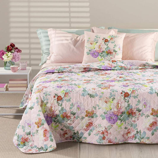 Trapuntino matrimoniale Caleffi Giardino, in puro cotone con stampa digitale. La trapunta primaverile Giardino presenta una vivace fantasia floreale, con fiori di vari colori su fondo chiaro. Il copriletto trapuntato Giardino è perfetto per la stagione primaverile e autunnale