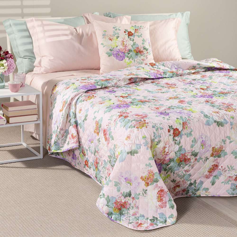 Trapuntino matrimoniale Caleffi Giardino, in puro cotone con stampa digitale. La trapunta primaverile Giardino presenta una vivace fantasia floreale, con fiori di vari colori su fondo chiaro. Il copriletto trapuntato Giardino è perfetto per la stagione primaverile e autunnale