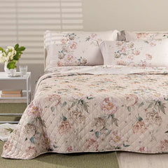 Trapuntino matrimoniale Caleffi Peonia Queen in puro cotone con stampa digitale. La trapunta primaverile Peonia Queen presenta una romantica fantasia con fiori chiari su fondo beige