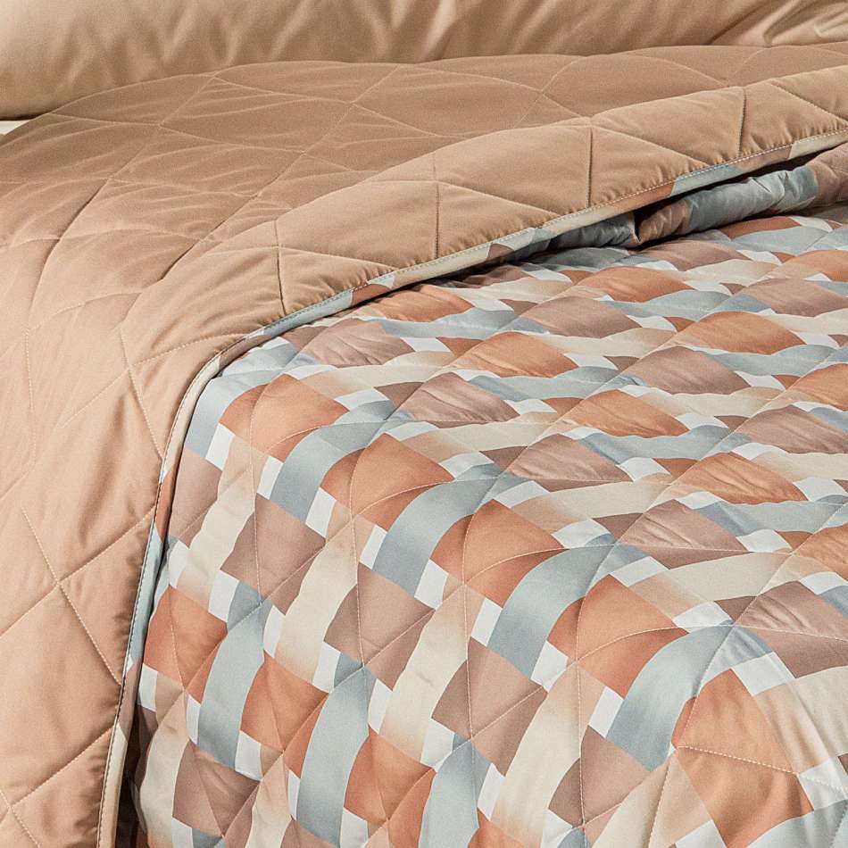 Trapuntino Caleffi River in morbida microfibra. Trapunta Primaverile disponibile nella misura per letto singolo, piazza e mezza e matrimoniale.Fantasia geometrica con un moderno effetto intreccio, colore ambra (tortora e grigio)