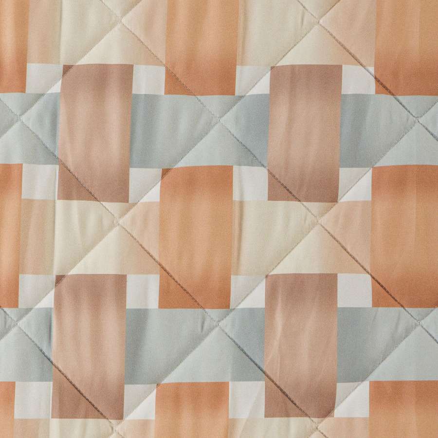 Trapuntino Caleffi River in morbida microfibra. Trapunta Primaverile disponibile nella misura per letto singolo, piazza e mezza e matrimoniale.Fantasia geometrica con un moderno effetto intreccio, colore ambra (tortora e grigio). Dettaglio fantasia