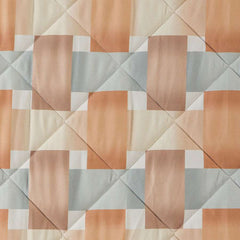 Trapuntino Caleffi River in morbida microfibra. Trapunta Primaverile disponibile nella misura per letto singolo, piazza e mezza e matrimoniale.Fantasia geometrica con un moderno effetto intreccio, colore ambra (tortora e grigio). Dettaglio fantasia