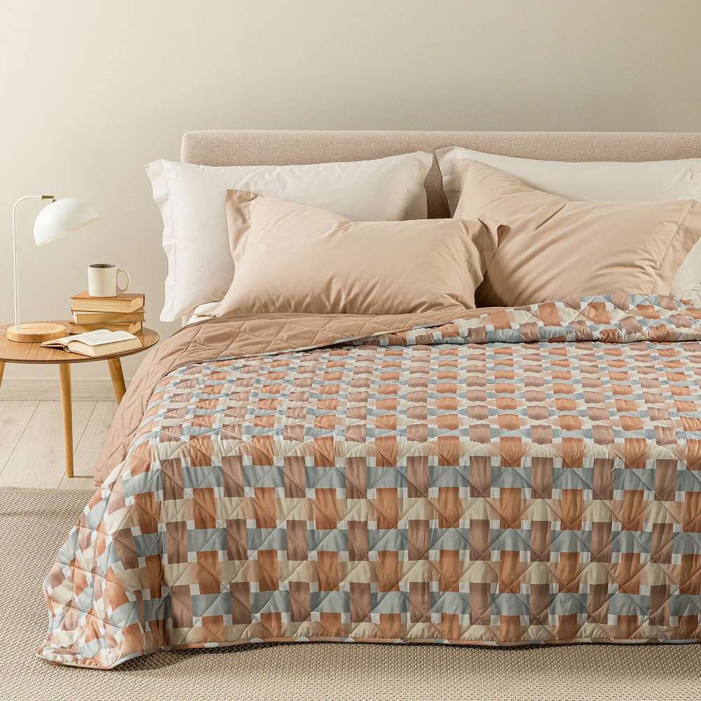 Trapuntino Caleffi River in morbida microfibra. Trapunta Primaverile disponibile nella misura per letto singolo, piazza e mezza e matrimoniale.Fantasia geometrica con un moderno effetto intreccio, colore ambra (tortora e grigio)