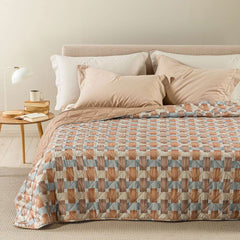 Trapuntino Caleffi River in morbida microfibra. Trapunta Primaverile disponibile nella misura per letto singolo, piazza e mezza e matrimoniale.Fantasia geometrica con un moderno effetto intreccio, colore ambra (tortora e grigio)