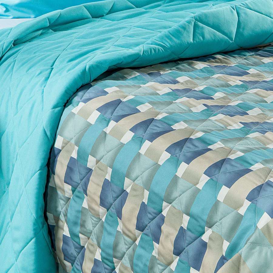 Trapuntino Caleffi River in morbida microfibra. Trapunta Primaverile disponibile nella misura per letto singolo, piazza e mezza e matrimoniale.Fantasia geometrica con un moderno effetto intreccio, colore avio azzurro e grigio