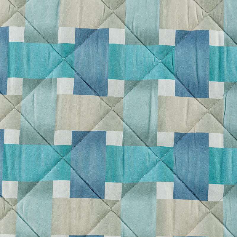 Trapuntino Caleffi River in morbida microfibra. Trapunta Primaverile disponibile nella misura per letto singolo, piazza e mezza e matrimoniale.Fantasia geometrica con un moderno effetto intreccio, colore avio azzurro e grigio. Dettaglio fantasia