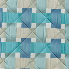 Trapuntino Caleffi River in morbida microfibra. Trapunta Primaverile disponibile nella misura per letto singolo, piazza e mezza e matrimoniale.Fantasia geometrica con un moderno effetto intreccio, colore avio azzurro e grigio. Dettaglio fantasia