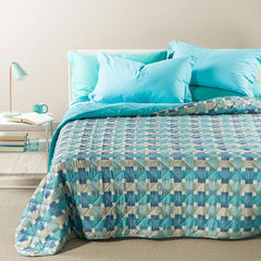 Trapuntino Caleffi River in morbida microfibra. Trapunta Primaverile disponibile nella misura per letto singolo, piazza e mezza e matrimoniale.Fantasia geometrica con un moderno effetto intreccio, colore avio azzurro e grigio