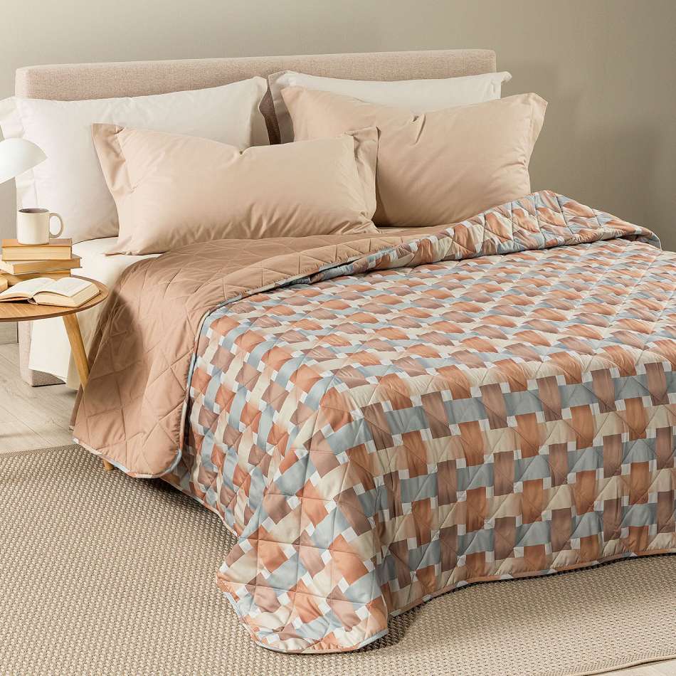 Trapuntino Caleffi River in morbida microfibra. Trapunta Primaverile disponibile nella misura per letto singolo, piazza e mezza e matrimoniale.Fantasia geometrica con un moderno effetto intreccio, colore ambra (tortora e grigio)