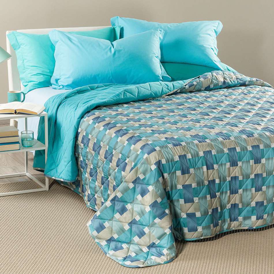 Trapuntino Caleffi River in morbida microfibra. Trapunta Primaverile disponibile nella misura per letto singolo, piazza e mezza e matrimoniale.Fantasia geometrica con un moderno effetto intreccio, colore avio azzurro e grigio