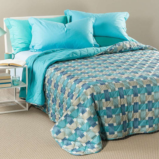 Trapuntino Caleffi River in morbida microfibra. Trapunta Primaverile disponibile nella misura per letto singolo, piazza e mezza e matrimoniale.Fantasia geometrica con un moderno effetto intreccio, colore avio azzurro e grigio