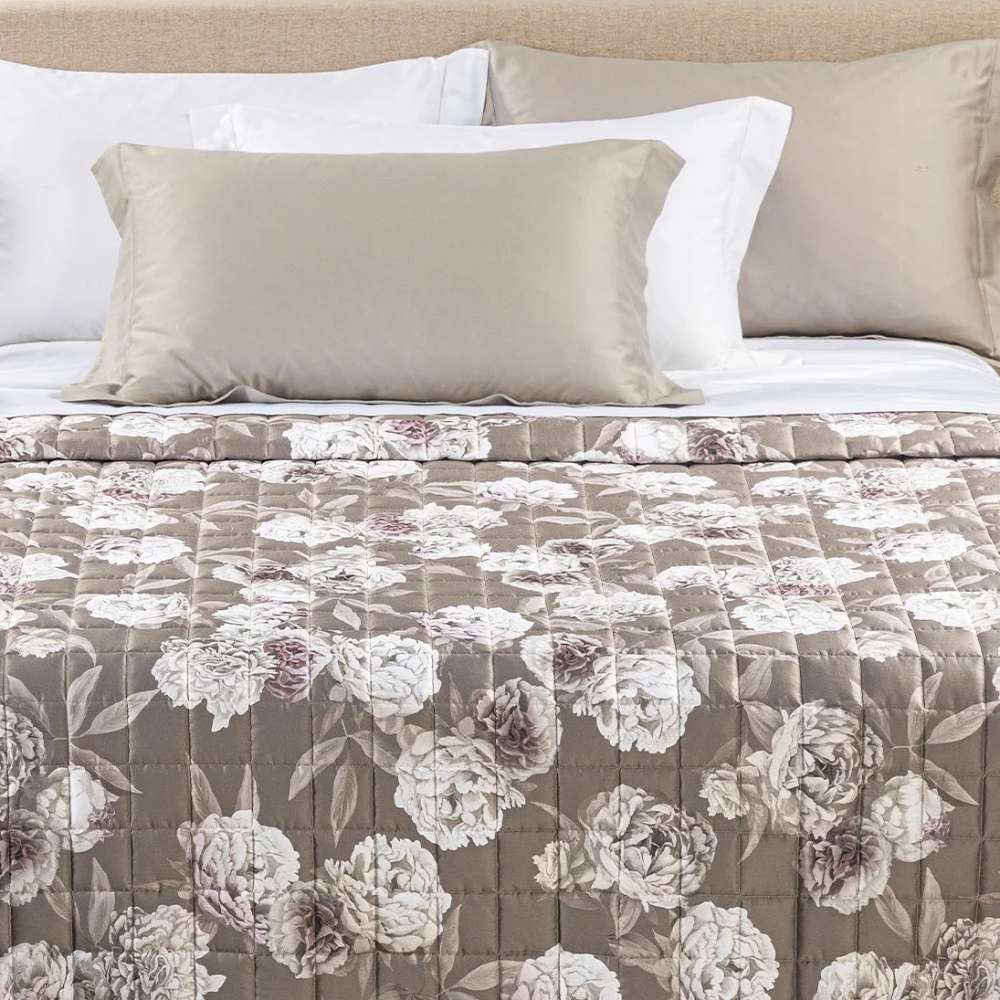 trapuntino rosa bianca caleffi. fantasia con fiori bianchi su fondo marrone/tortora scuro