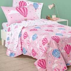 Trapuntino Caleffi Star in puro cotone per letto singolo. La trapunta primaverile Star presenta una fantasia con mongolfiere rosa e azzurre su fondo rosa. Fantasia ideale per bambine e ragazze