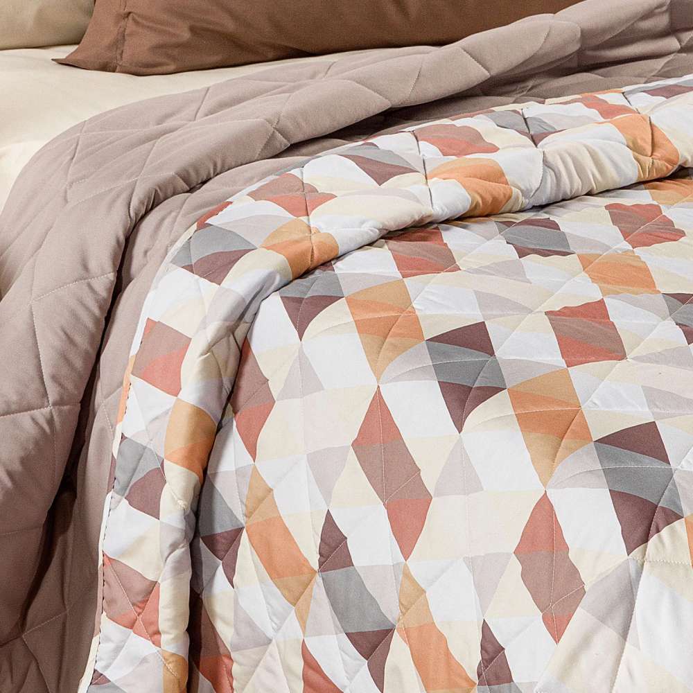 Trapuntino Caleffi Still in morbida microfibra. Disponibile nella misura per letto singolo, e piazza e mezza.Trapunta primaverile dalla vivace fantasia geometrica su fondo chiaro,con parallelepipedi che si intersecano. Colore Ambra. La trapunta primaverile Still è perfetta per essere utilizzata nelle serate primaverili e autunnali.