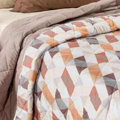 Trapuntino Caleffi Still in morbida microfibra. Disponibile nella misura per letto singolo, e piazza e mezza.Trapunta primaverile dalla vivace fantasia geometrica su fondo chiaro,con parallelepipedi che si intersecano. Colore Ambra. La trapunta primaverile Still è perfetta per essere utilizzata nelle serate primaverili e autunnali.