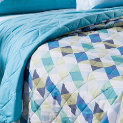 Trapuntino Caleffi Still in morbida microfibra. Disponibile nella misura per letto singolo, e piazza e mezza.Trapunta primaverile dalla vivace fantasia geometrica su fondo chiaro,con parallelepipedi che si intersecano. Colore laguna azzurro verde. La trapunta primaverile Still è perfetta per essere utilizzata nelle serate primaverili