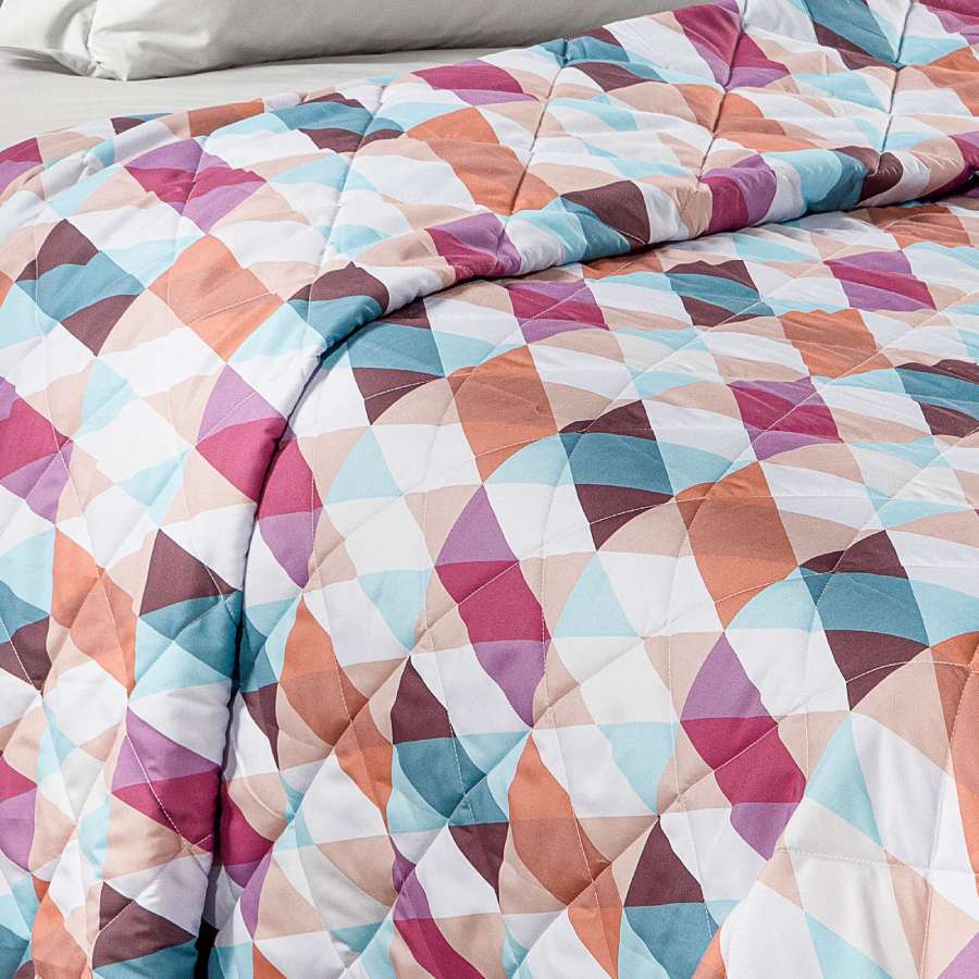 Trapuntino Caleffi Still in morbida microfibra. Disponibile nella misura per letto singolo, e piazza e mezza.Trapunta primaverile dalla vivace fantasia geometrica su fondo chiaro,con parallelepipedi che si intersecano. Colore mauve rosa arancio. La trapunta primaverile Still è perfetta per essere utilizzata nelle serate primaverili