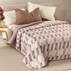 Trapuntino Caleffi Still in morbida microfibra. Disponibile nella misura per letto singolo, e piazza e mezza.Trapunta primaverile dalla vivace fantasia geometrica su fondo chiaro,con parallelepipedi che si intersecano. Colore Ambra. La trapunta primaverile Still è perfetta per essere utilizzata nelle serate primaverili e autunnali.