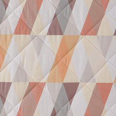 Trapuntino Caleffi Still in morbida microfibra. Disponibile nella misura per letto singolo, e piazza e mezza.Trapunta primaverile con vivace fantasia geometrica su fondo chiaro,con parallelepipedi che si intersecano. Colore Ambra. Dettaglio fantasia.