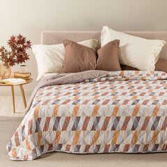 Trapuntino Caleffi Still in morbida microfibra. Disponibile nella misura per letto singolo, e piazza e mezza.Vivace fantasia geometrica su fondo chiaro,con parallelepipedi che si intersecano. Colore Ambra. La trapunta primaverile Still è perfetta per essere utilizzata nelle serate primaverili e autunnali.