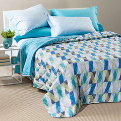 Trapuntino Caleffi Still in morbida microfibra. Disponibile nella misura per letto singolo, e piazza e mezza.Trapunta primaverile dalla vivace fantasia geometrica su fondo chiaro,con parallelepipedi che si intersecano. Colore laguna azzurro verde. La trapunta primaverile Still è perfetta per essere utilizzata nelle serate primaverili e autunnali.