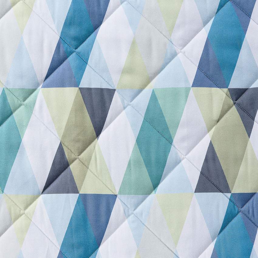 Trapuntino Caleffi Still in morbida microfibra. Disponibile nella misura per letto singolo, e piazza e mezza.Trapunta primaverile dalla vivace fantasia geometrica su fondo chiaro,con parallelepipedi che si intersecano. Colore laguna azzurro verde. Dettaglio fantasia. La trapunta primaverile Still è perfetta per essere utilizzata nelle serate primaverili