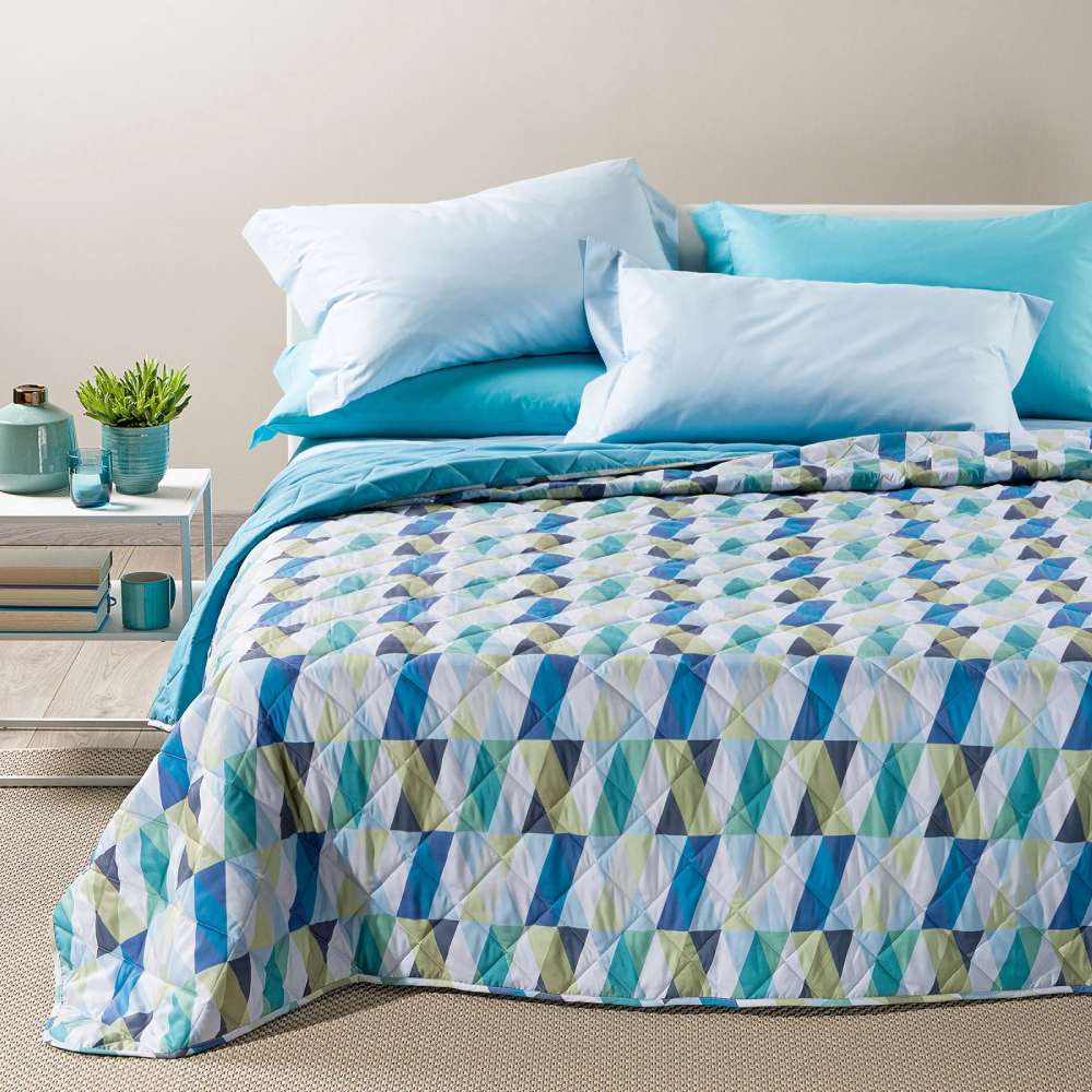 Trapuntino Caleffi Still in morbida microfibra. Disponibile nella misura per letto singolo, e piazza e mezza.Trapunta primaverile dalla vivace fantasia geometrica su fondo chiaro,con parallelepipedi che si intersecano. Colore laguna azzurro verde. La trapunta primaverile Still è perfetta per essere utilizzata nelle serate primaverili