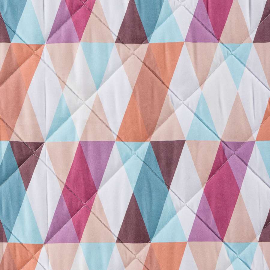 Trapuntino Caleffi Still in morbida microfibra. Disponibile nella misura per letto singolo, e piazza e mezza.Trapunta primaverile dalla vivace fantasia geometrica su fondo chiaro,con parallelepipedi che si intersecano. Colore mauve rosa arancio. Dettaglio fantasia. La trapunta primaverile Still è perfetta per essere utilizzata nelle serate primaverili