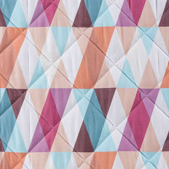 Trapuntino Caleffi Still in morbida microfibra. Disponibile nella misura per letto singolo, e piazza e mezza.Trapunta primaverile dalla vivace fantasia geometrica su fondo chiaro,con parallelepipedi che si intersecano. Colore mauve rosa arancio. Dettaglio fantasia. La trapunta primaverile Still è perfetta per essere utilizzata nelle serate primaverili