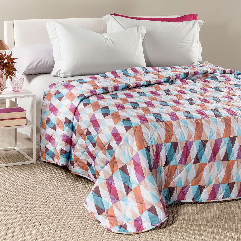 Trapuntino Caleffi Still in morbida microfibra. Disponibile nella misura per letto singolo, e piazza e mezza.Trapunta primaverile dalla vivace fantasia geometrica su fondo chiaro,con parallelepipedi che si intersecano. Colore mauve rosa arancio. La trapunta primaverile Still è perfetta per essere utilizzata nelle serate primaverili