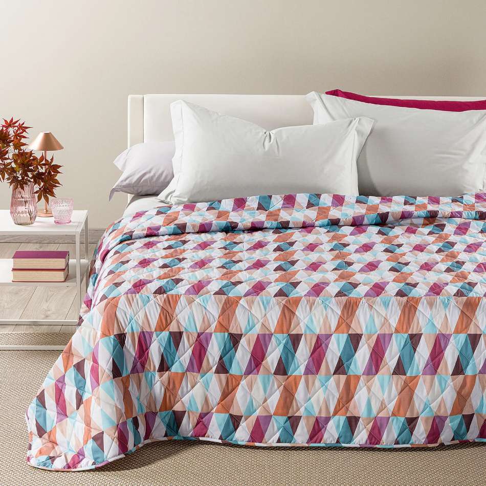 Trapuntino Caleffi Still in morbida microfibra. Disponibile nella misura per letto singolo, e piazza e mezza.Trapunta primaverile dalla vivace fantasia geometrica su fondo chiaro,con parallelepipedi che si intersecano. Colore mauve rosa arancio. La trapunta primaverile Still è perfetta per essere utilizzata nelle serate primaverili